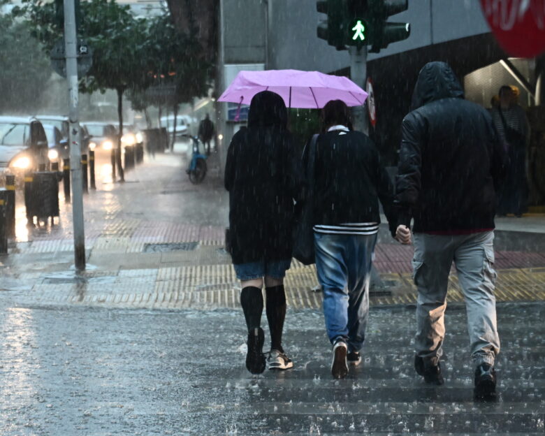 Κακοκαιρία Byron: Βροχές και καταιγίδες σε Μακεδονία, Πελοπόννησο και άλλες 7 περιοχές – Επικαιροποιήθηκε το έκτακτο δελτίο επιδείνωσης