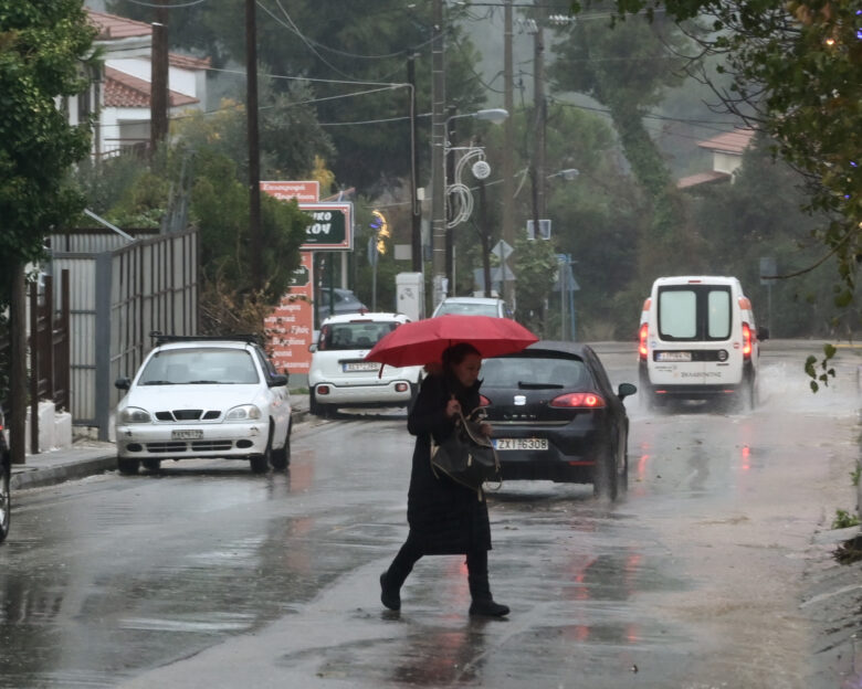Καιρός: Έρχονται βροχές, καταιγίδες και χιόνια στα ορεινά – Με κρύο και ανέμους θα «κλείσει» η εβδομάδα