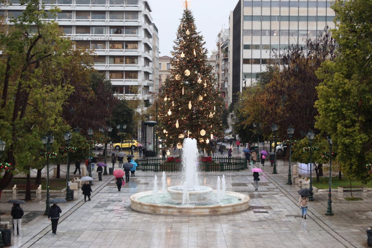 Βροχή στην πλατεία Συντάγματος