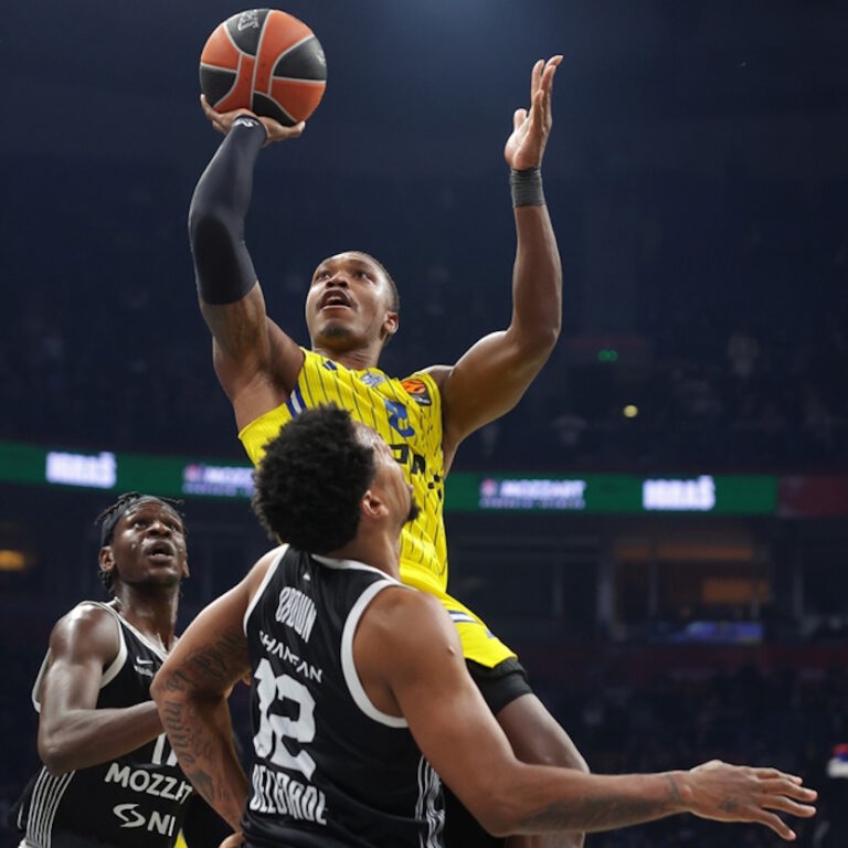 Ο Γουόκερ με τη φανέλα της Μακάμπι