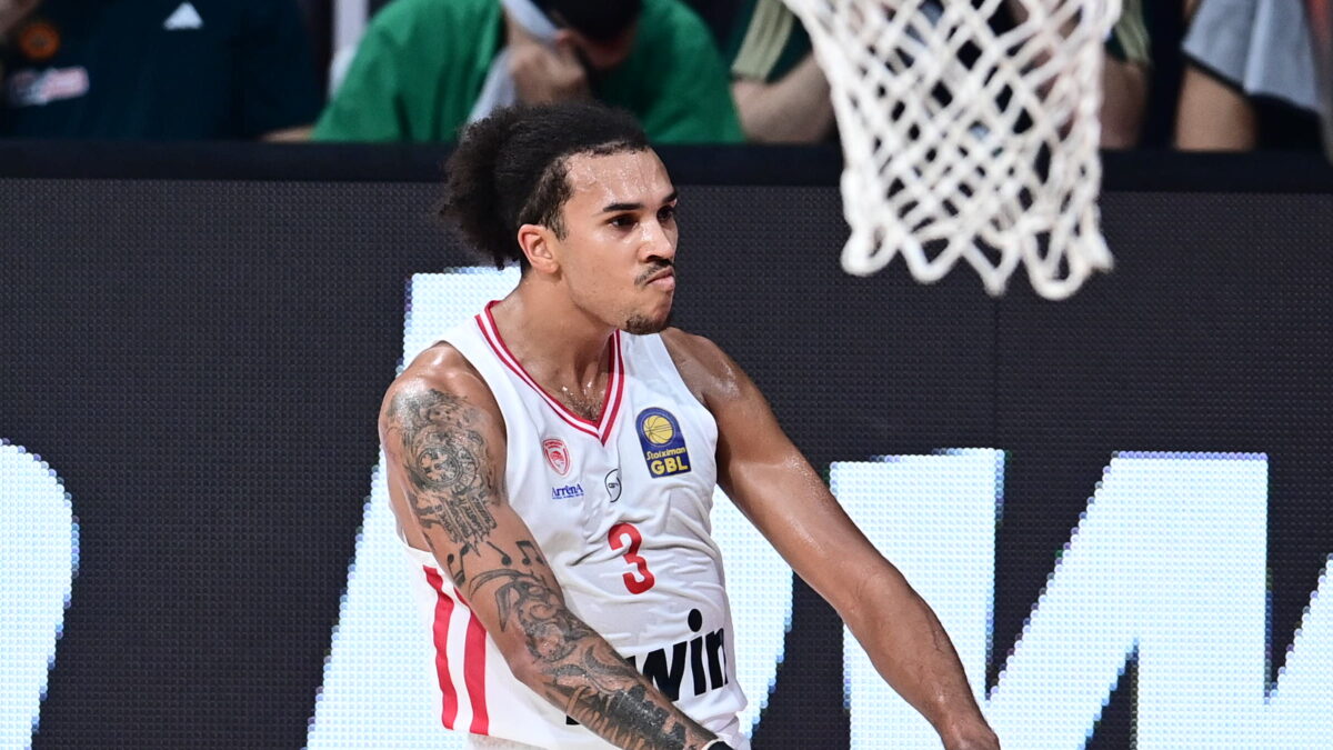 Ο Τάισον Γουόρντ με τη φανέλα του Ολυμπιακού (ΓΙΩΡΓΟΣ ΜΑΤΘΑΙΟΣ