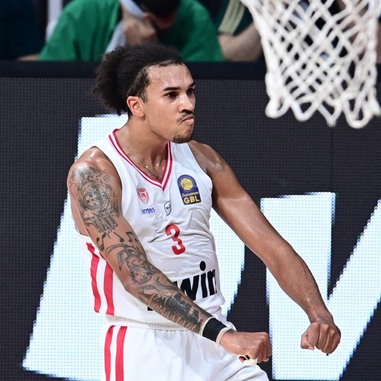 Ο Τάισον Γουόρντ με τη φανέλα του Ολυμπιακού (ΓΙΩΡΓΟΣ ΜΑΤΘΑΙΟΣ