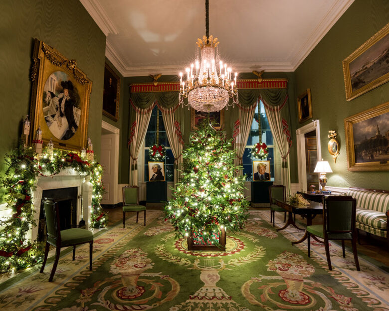 Η Μελάνια Τραμπ μας ξεναγεί στον στολισμένο Λευκό Οίκο: Η φωτογραφία με νόημα που εξισώνει τον Τραμπ με τον Τζορτζ Ουάσινγκτον