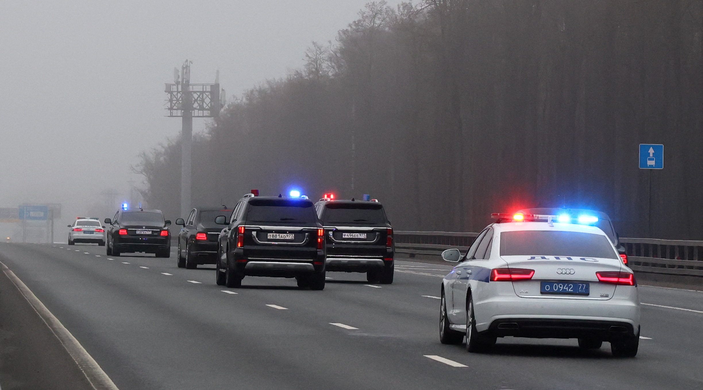 Μια αυτοκινητοπομπή, η οποία σύμφωνα με πληροφορίες μετέφερε αξιωματούχους, μεταξύ των οποίων και τον απεσταλμένο του προέδρου των ΗΠΑ Ντόναλντ Τραμπ, Στιβ Γουίτκοφ