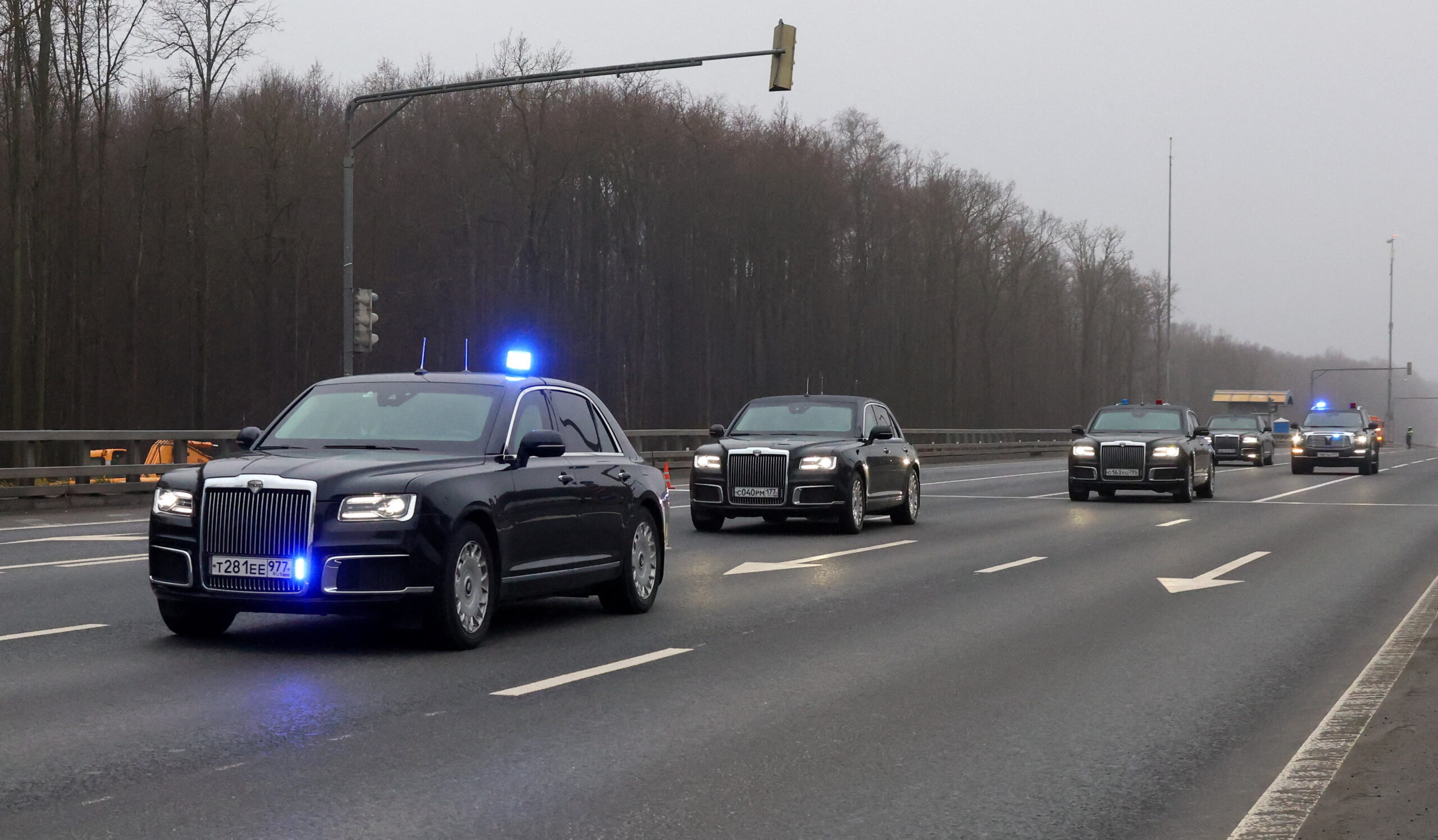 Μια αυτοκινητοπομπή, η οποία σύμφωνα με πληροφορίες μετέφερε αξιωματούχους, μεταξύ των οποίων και τον απεσταλμένο του προέδρου των ΗΠΑ Ντόναλντ Τραμπ, Στιβ Γουίτκοφ