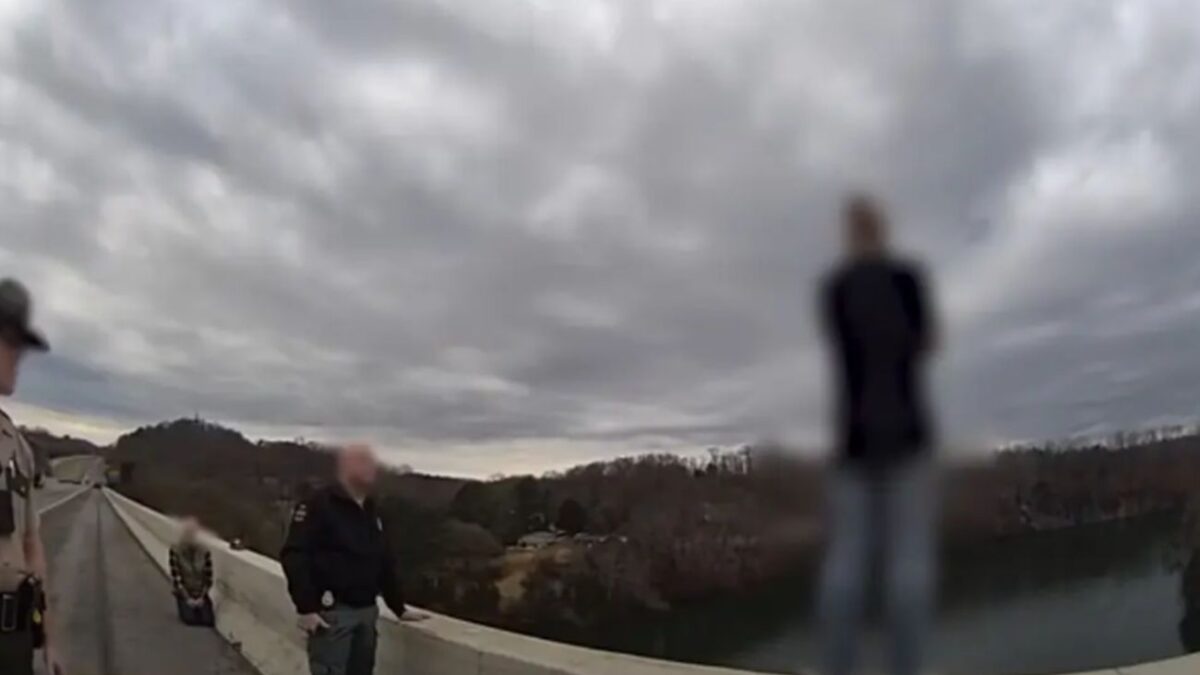 Αστυνομικός σώζει γυναίκα πριν πηδήξει από γέφυρα