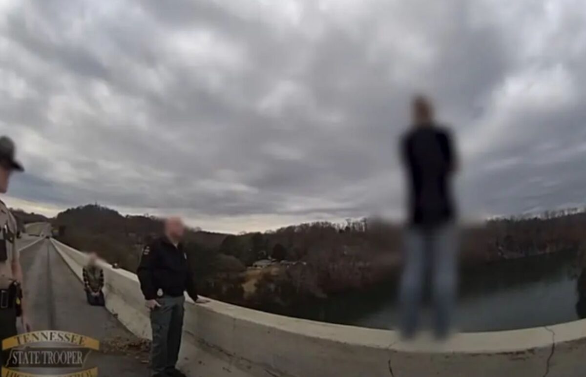 Αστυνομικός σώζει γυναίκα πριν πηδήξει από γέφυρα