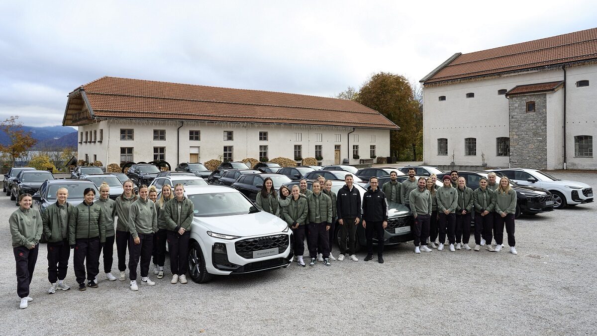 The FC Bayern Munich women's team gathered around an Audi Q3 during the vehicle handover at Lake Tegernsee.