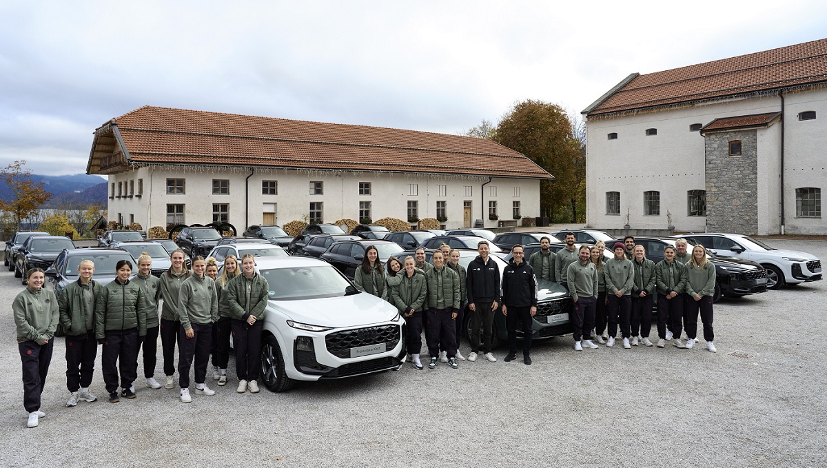 The FC Bayern Munich women's team gathered around an Audi Q3 during the vehicle handover at Lake Tegernsee.