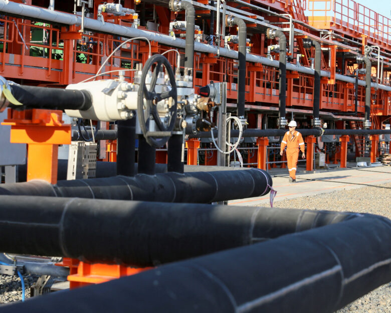 Εργάτης σε εγκαταστάσεις του υπεράκτιου πετρελαϊκού κοιτάσματος Kashagan