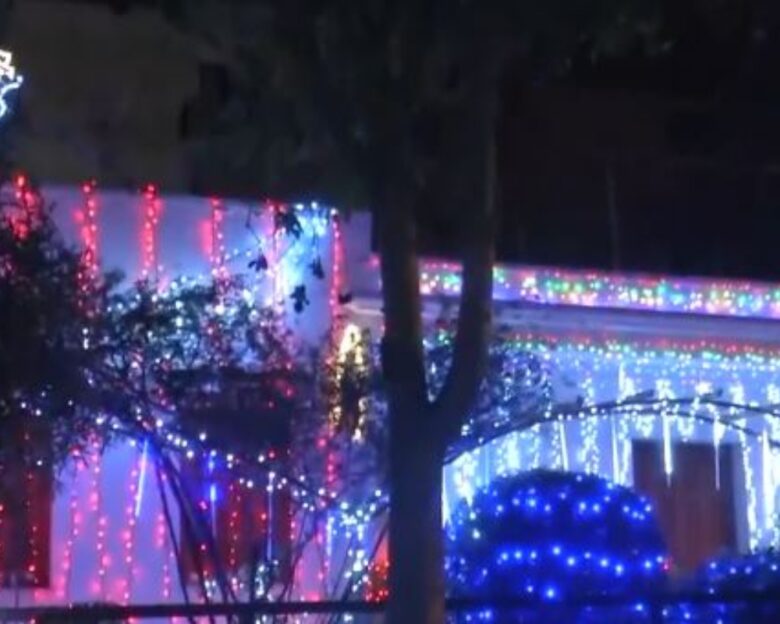 Το πιο χριστουγεννιάτικο σπίτι είναι στο Χαλάνδρι: 20.000 λαμπάκια και 20 μέρες δουλειάς για το εντυπωσιακό θέαμα