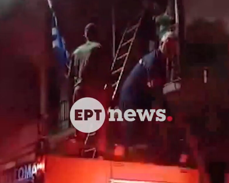 Χίος: Δραματική διάσωση μητέρας και γιου μετά από φωτιά σε σπίτι – Συγκλονιστικό βίντεο