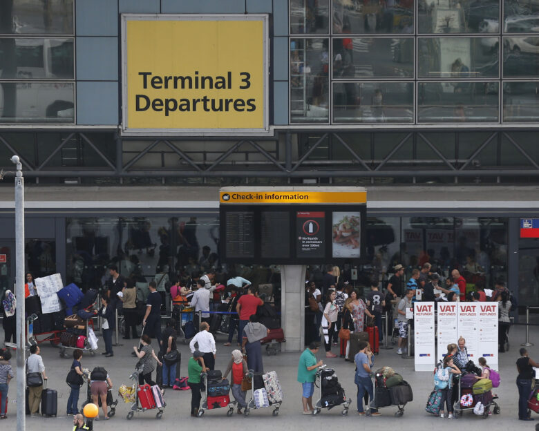 Συναγερμός στο αεροδρόμιο Χίθροου: Ένοπλοι αστυνομικοί απέκλεισαν τερματικό σταθμό