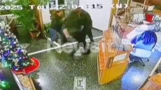 Χολαργός: Καρέ καρέ η στιγμή της σύλληψης του 15χρονου που ομολόγησε ότι μαχαίρωσε τον συνομήλικό του – Βίντεο ντοκουμέντο