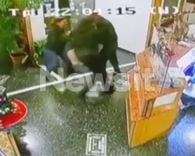 Χολαργός: Καρέ καρέ η στιγμή της σύλληψης του 15χρονου που ομολόγησε ότι μαχαίρωσε τον συνομήλικό του – Βίντεο ντοκουμέντο