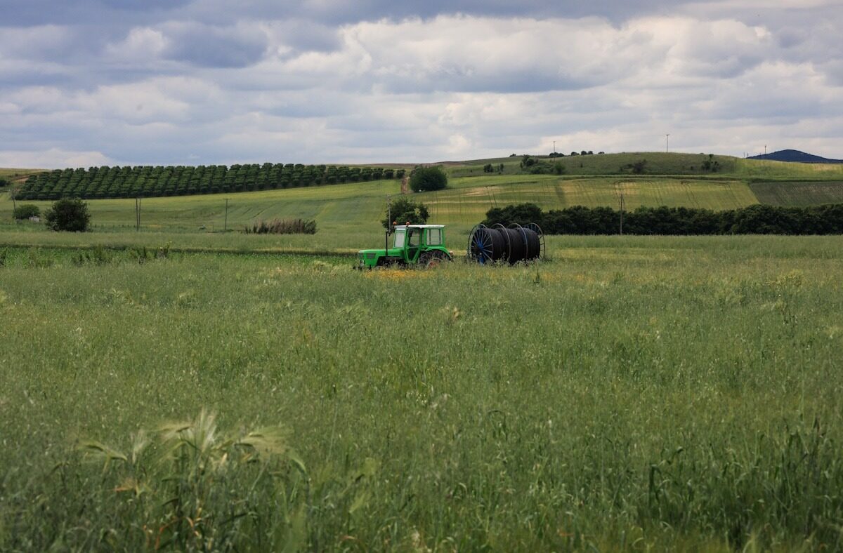 Τρακτέρ σε χωράφι