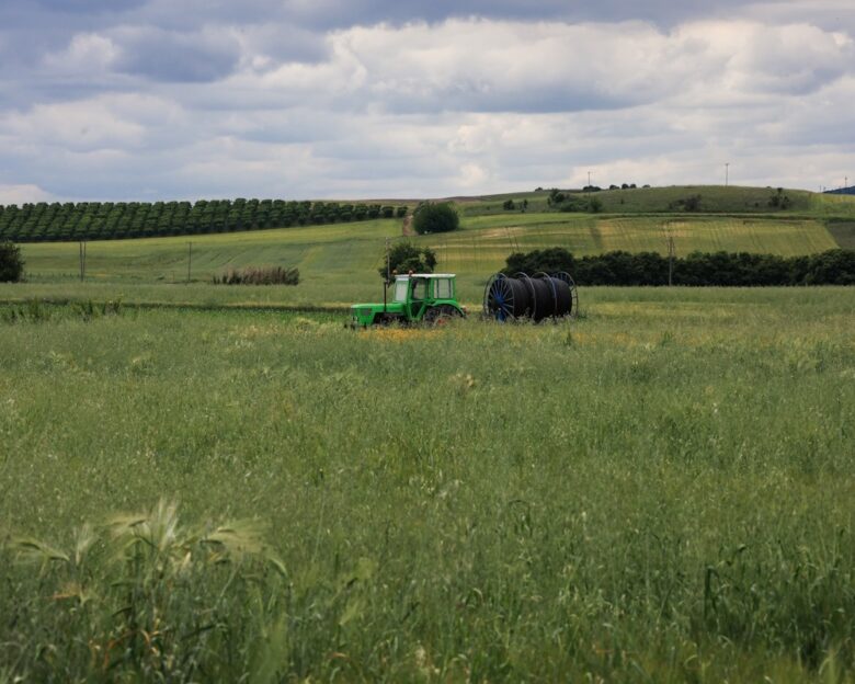 Τρακτέρ σε χωράφι