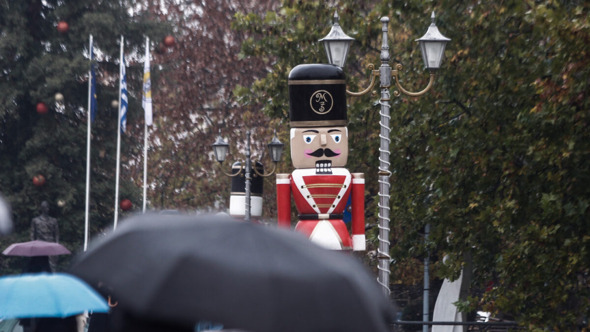 Καρυοθραύστης και άνθρωποι με ομπρέλες