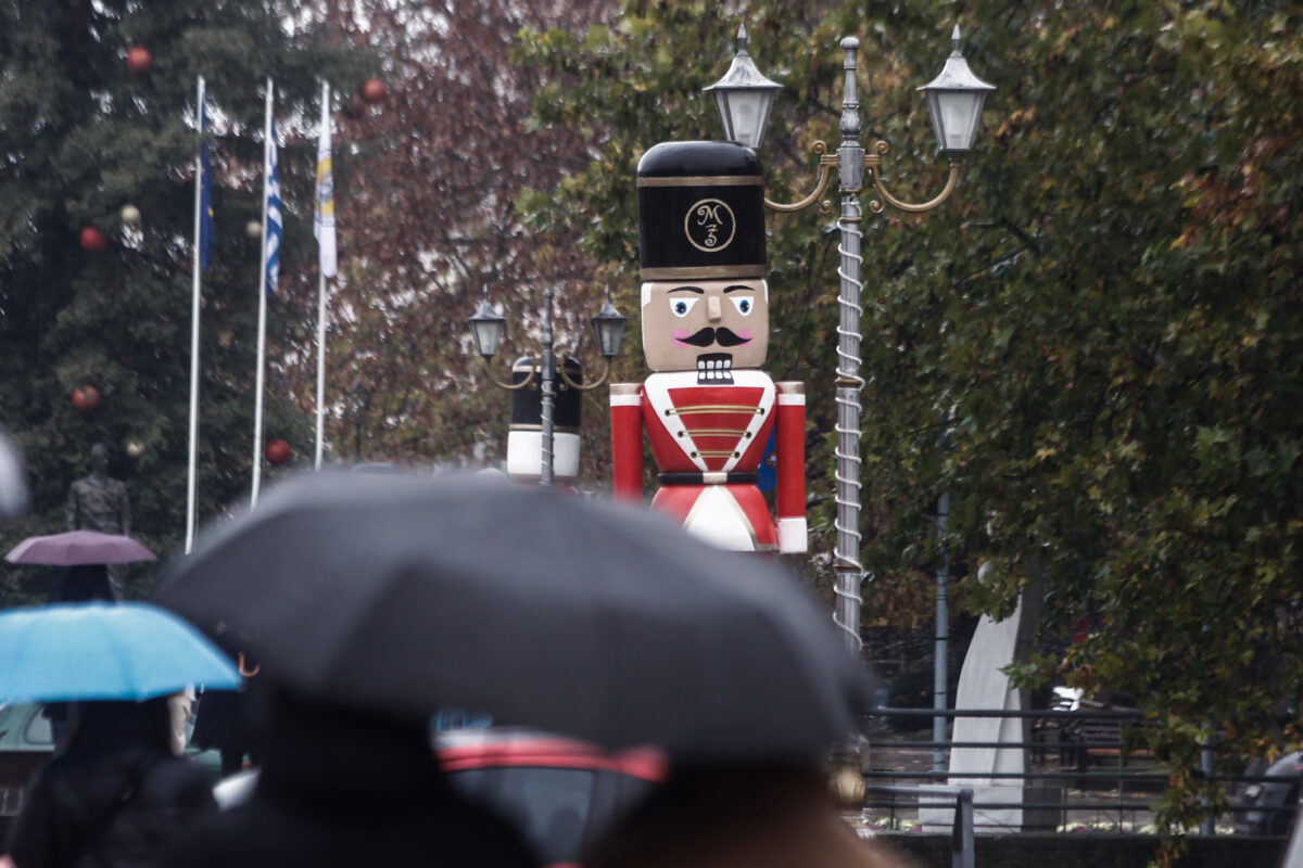 Καρυοθραύστης και άνθρωποι με ομπρέλες