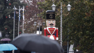 Καρυοθραύστης και άνθρωποι με ομπρέλες