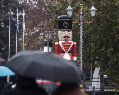 Καρυοθραύστης και άνθρωποι με ομπρέλες