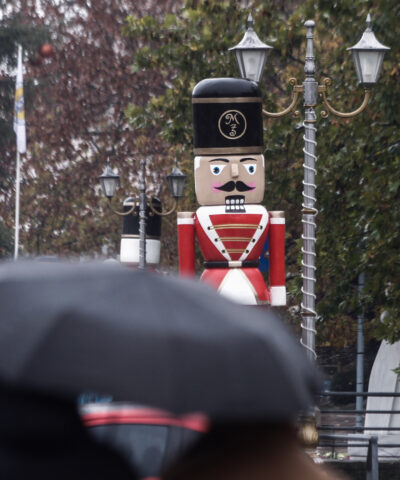 Καρυοθραύστης και άνθρωποι με ομπρέλες