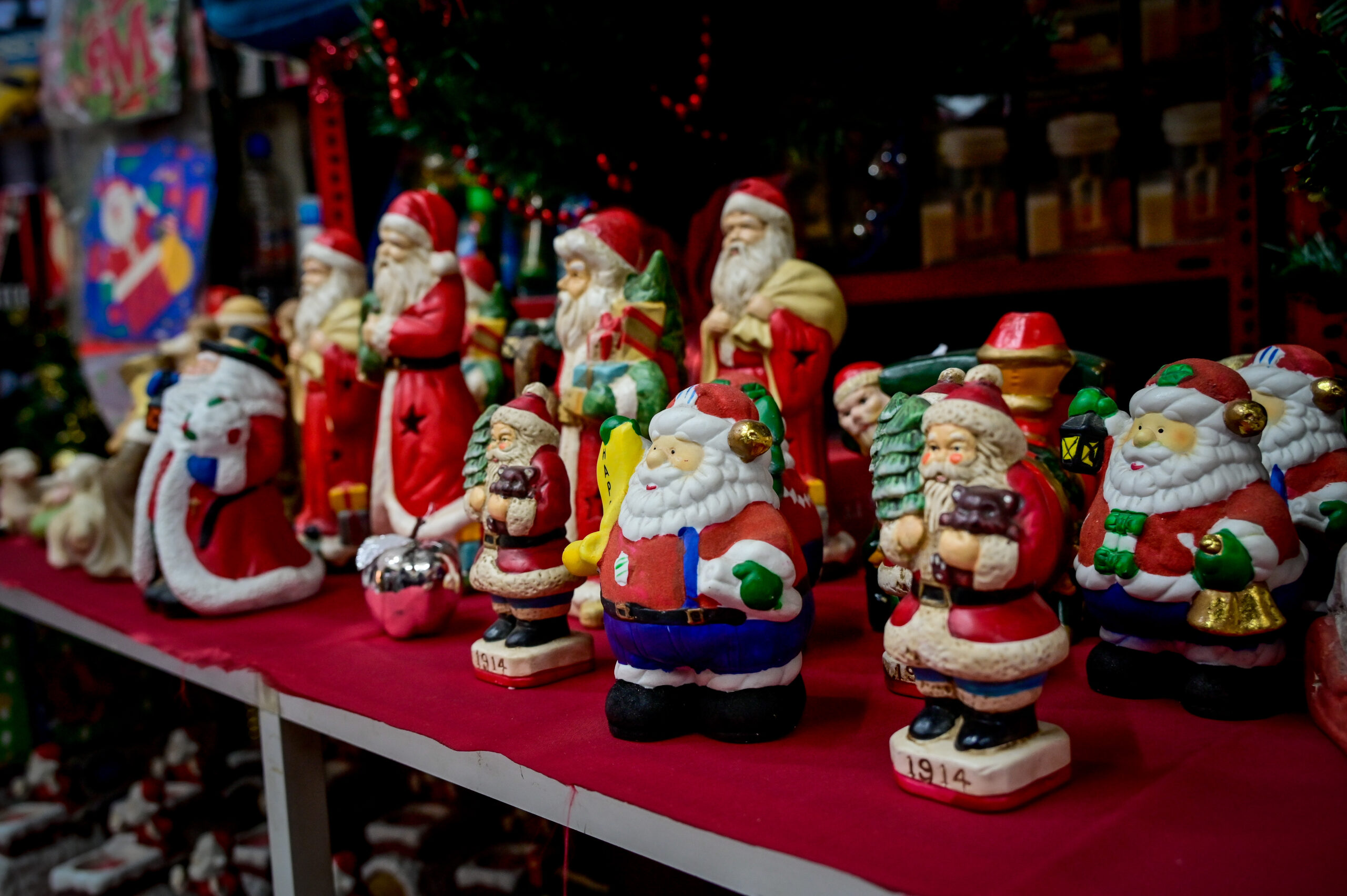 Ρετρό χριστουγεννιάτικα στολίδια στο κέντρο της Αθήνας