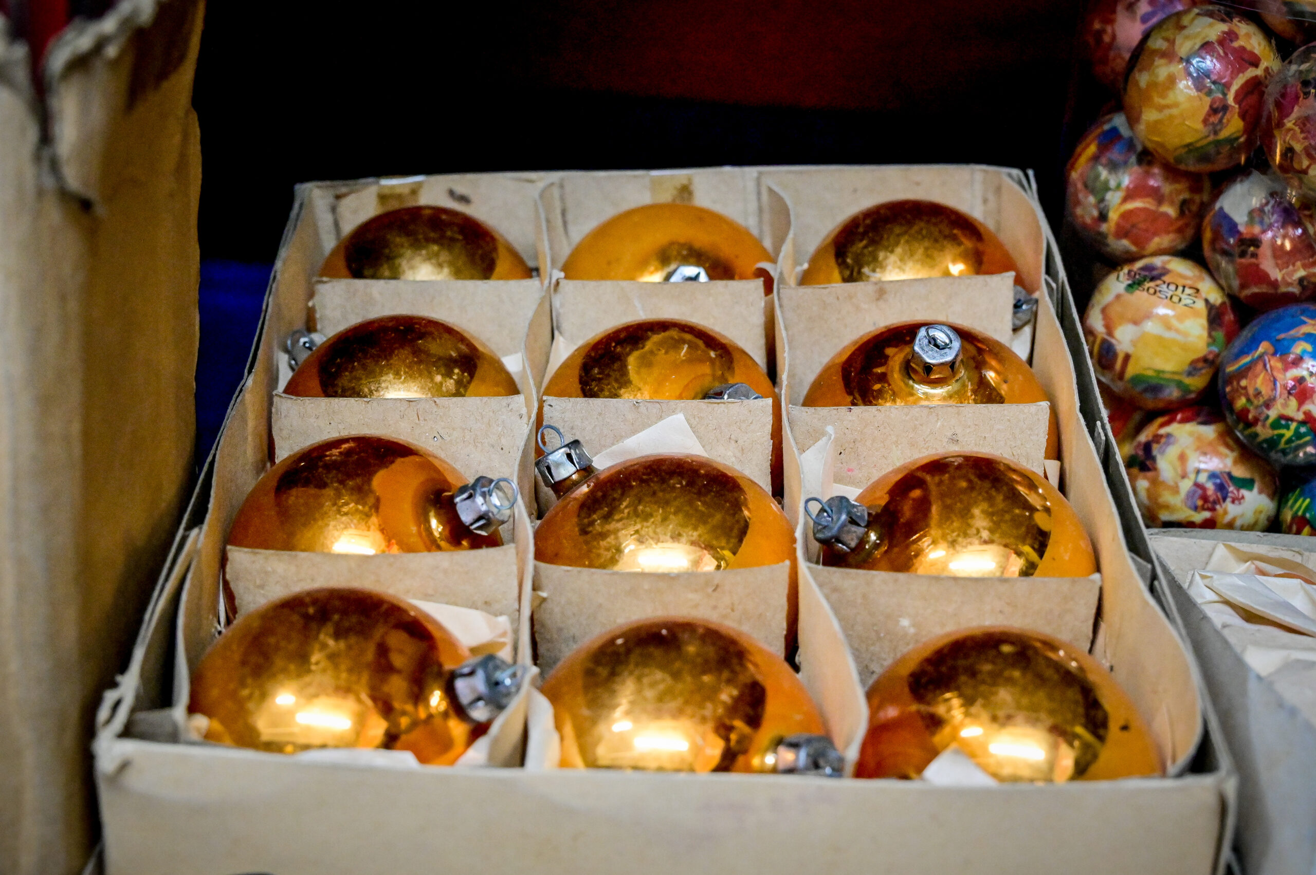 Ρετρό χριστουγεννιάτικα στολίδια στο κέντρο της Αθήνας