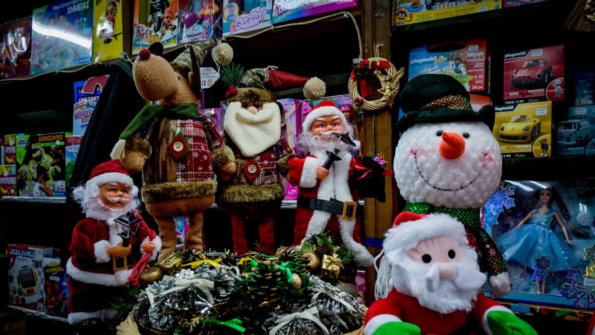 Ρετρό χριστουγεννιάτικα στολίδια στο κέντρο της Αθήνας