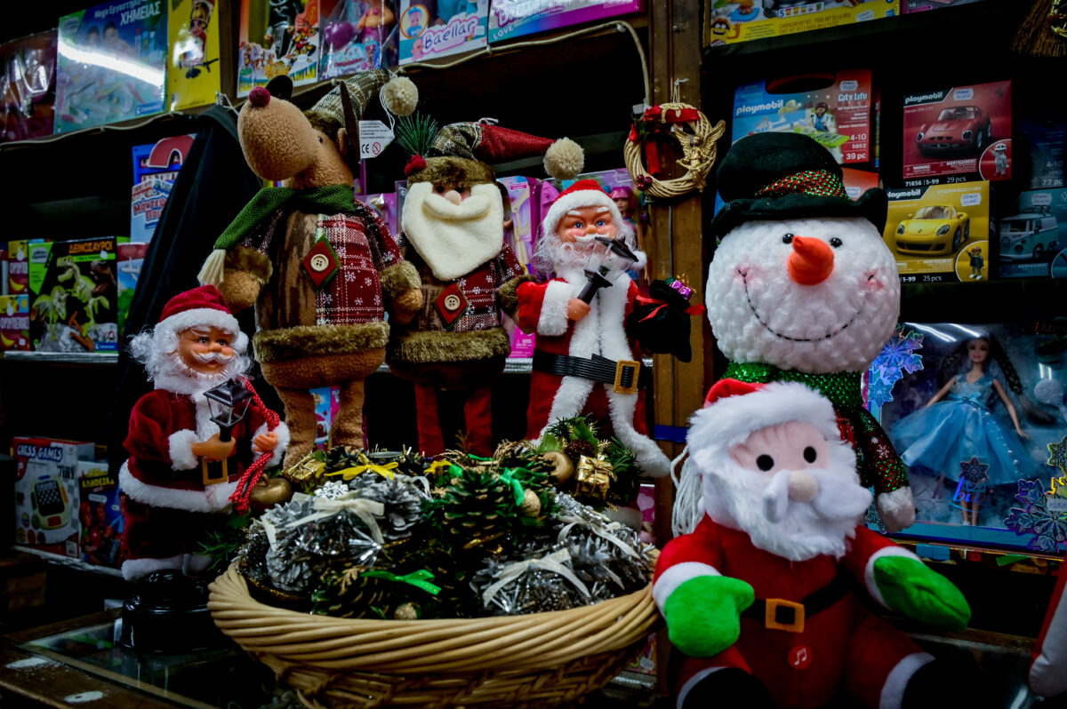 Ρετρό χριστουγεννιάτικα στολίδια στο κέντρο της Αθήνας