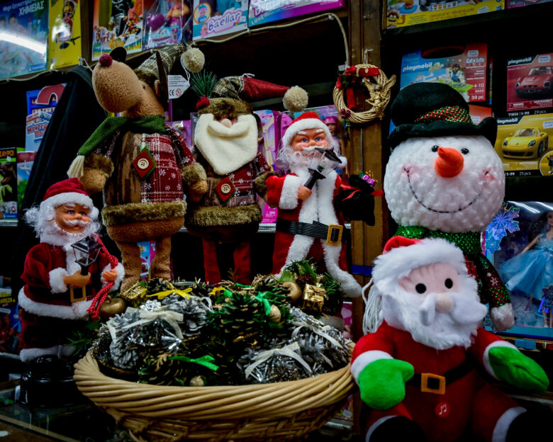 Χριστούγεννα: Ρετρό στολίδια και παιχνίδια στην καρδιά της Αθήνας – Γιορτινές, νοσταλγικές εικόνες