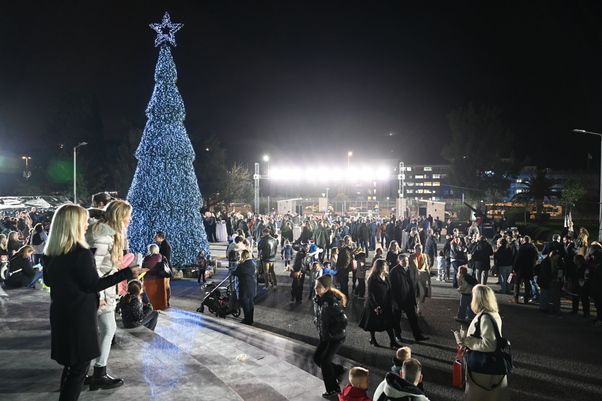 Παρουσία του Νίκου Δένδια έγινε η φωταγώγηση του χριστουγεννιάτικου δέντρου του Υπουργείου Εθνικής Άμυνας