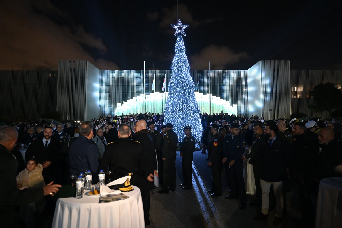 Παρουσία του Νίκου Δένδια έγινε η φωταγώγηση του χριστουγεννιάτικου δέντρου του Υπουργείου Εθνικής Άμυνας