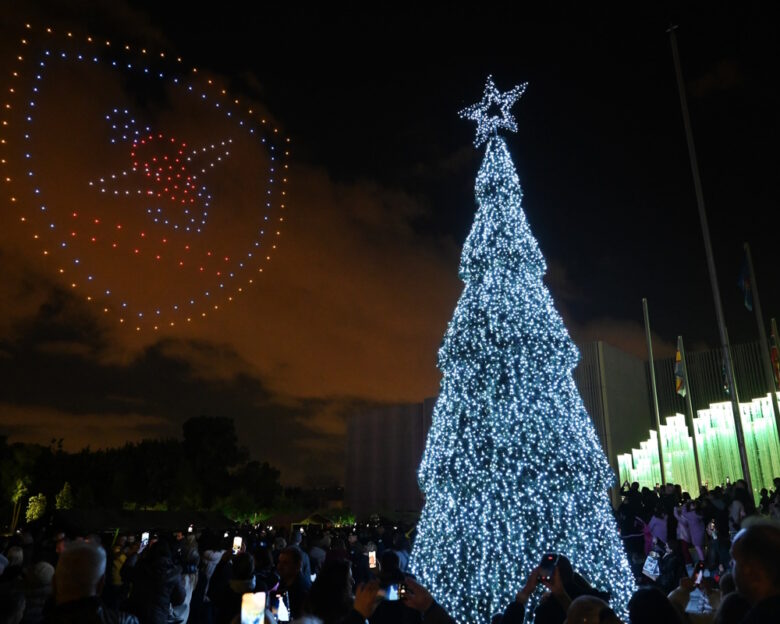 Ο Νίκος Δένδιας στη φωταγώγηση του χριστουγεννιάτικου δέντρου στο στρατόπεδο «Παπάγου»: «Εμπεριέχει βαθύτατο χριστιανικό συμβολισμό»