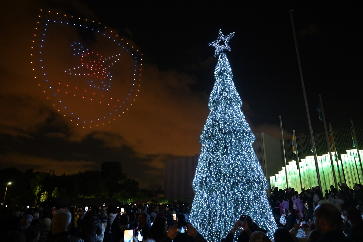 Παρουσία του Νίκου Δένδια έγινε η φωταγώγηση του χριστουγεννιάτικου δέντρου του Υπουργείου Εθνικής Άμυνας