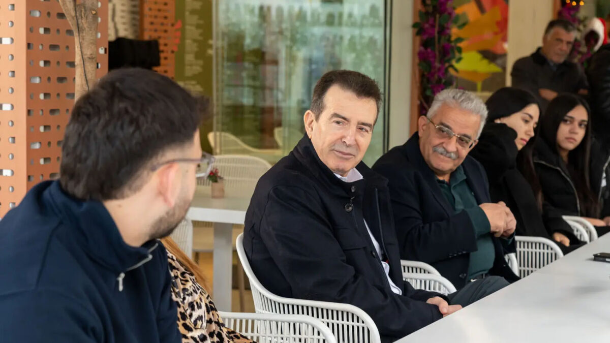 Μιχάλης Χρυσοχοΐδης: Συνάντηση με νέους τσιγγάνους ενεργούς πολίτες της Αγίας Βαρβάρας – Στόχος η ενίσχυση της κοινωνικής συμβίωσης