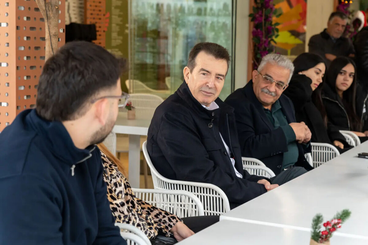 Μιχάλης Χρυσοχοΐδης: Συνάντηση με νέους τσιγγάνους ενεργούς πολίτες της Αγίας Βαρβάρας – Στόχος η ενίσχυση της κοινωνικής συμβίωσης