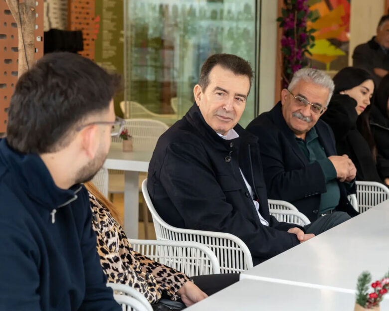 Μιχάλης Χρυσοχοΐδης: Συνάντηση με νέους τσιγγάνους ενεργούς πολίτες της Αγίας Βαρβάρας – Στόχος η ενίσχυση της κοινωνικής συμβίωσης