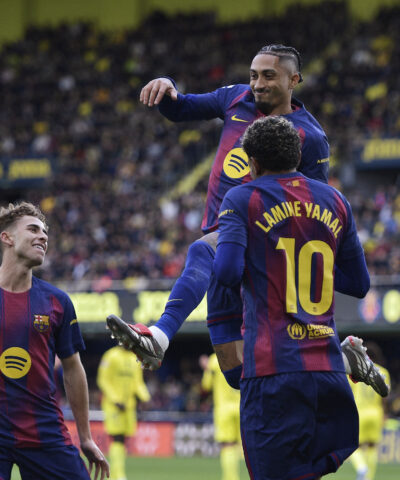 Ο Ραφίνια πανηγυρίζει το γκολ του κόντρα στη Βιγιαρεάλ