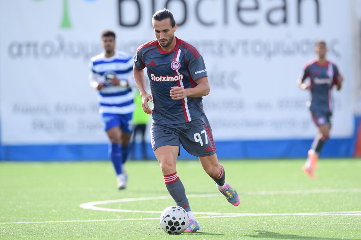 Ο Γιαζίτσι με τη φανέλα του Ολυμπιακού