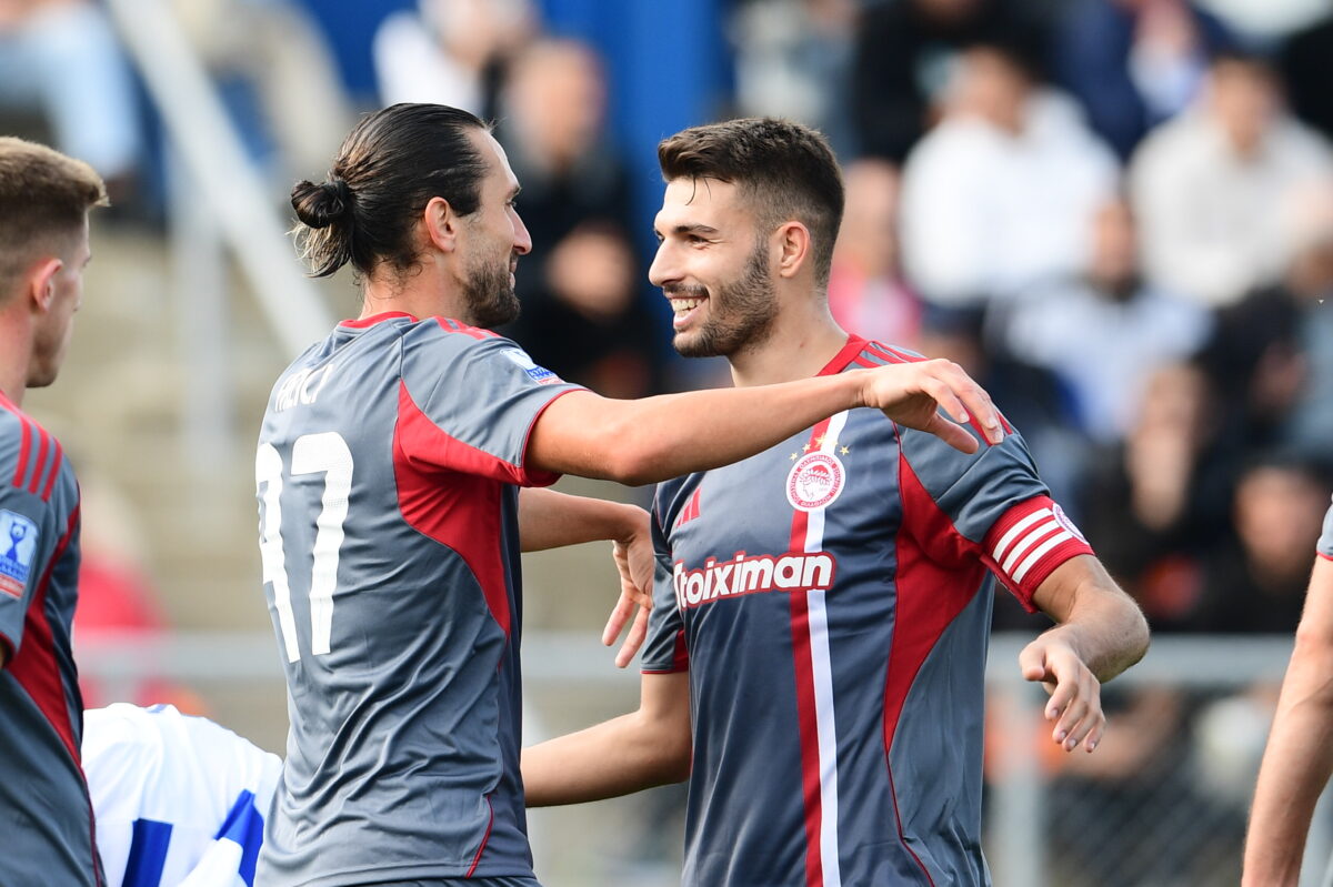 Ο Γιαζίτσι πανηγυρίζει το γκολ του