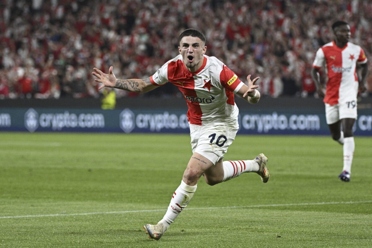 Ο Χρήστος Ζαφείρης πανηγυρίζει με τη φανέλα της Σλάβια Πράγας