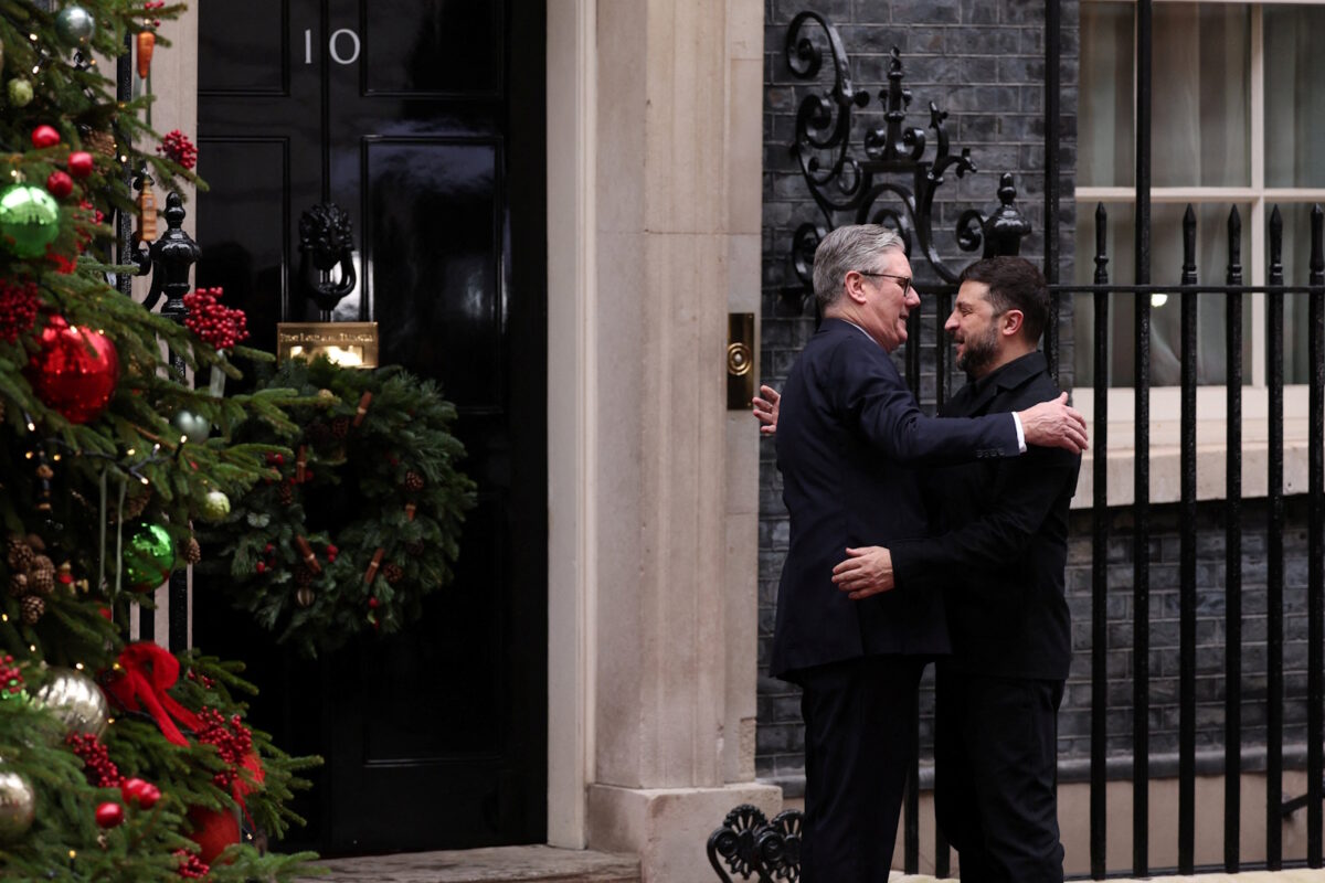 Ο Κιρ Στάρμερ με τον Βολοντίμιρ Ζελένσκι