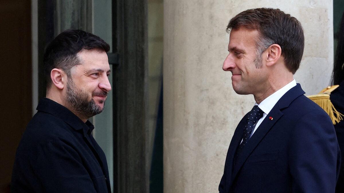 Ο Βολοντίμιρ Ζελένσκι με τον Εμανουέλ Μακρόν