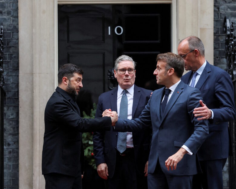 Μακρόν, Στάρμερ και Μερτς «βάζουν πλάτη» στον Ζελένσκι – Στο προσκήνιο εγγυήσεις ασφαλείας στην Ουκρανία