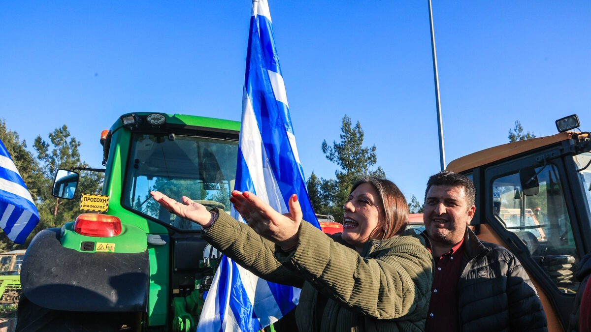 Η πρόεδρος της Πλεύσης Ελευθερίας, Ζωή Κωνσταντοπούλου στο μπλόκο των αγροτών στη Νίκαια Λάρισας