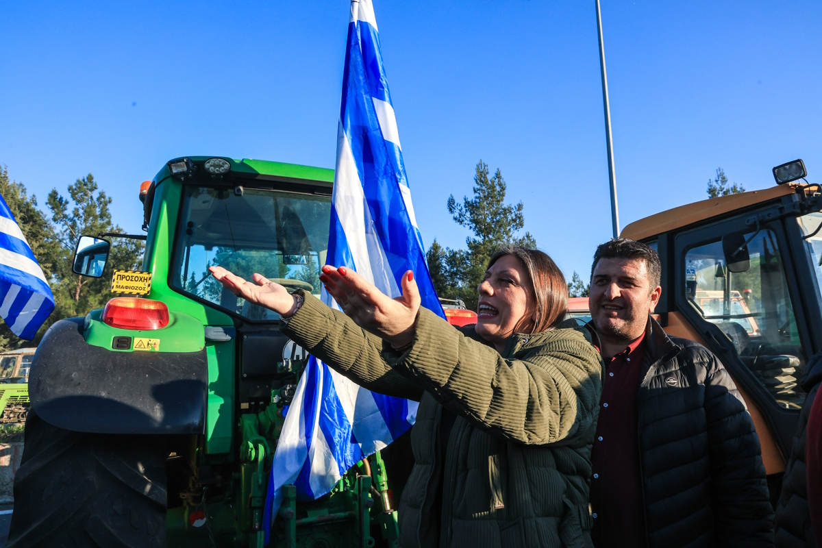 Η πρόεδρος της Πλεύσης Ελευθερίας, Ζωή Κωνσταντοπούλου στο μπλόκο των αγροτών στη Νίκαια Λάρισας