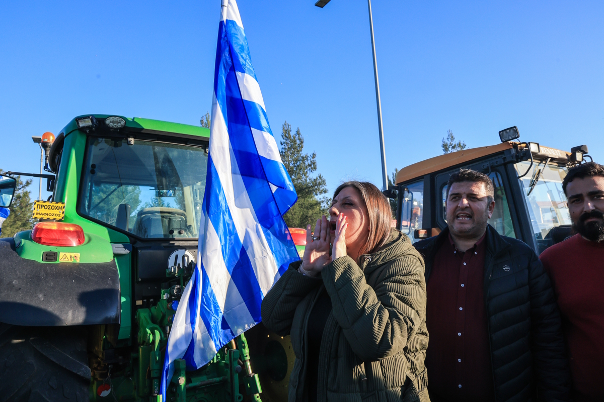 Η πρόεδρος της Πλεύσης Ελευθερίας, Ζωή Κωνσταντοπούλου στο μπλόκο των αγροτών στη Νίκαια Λάρισας / EUROKINISSI
