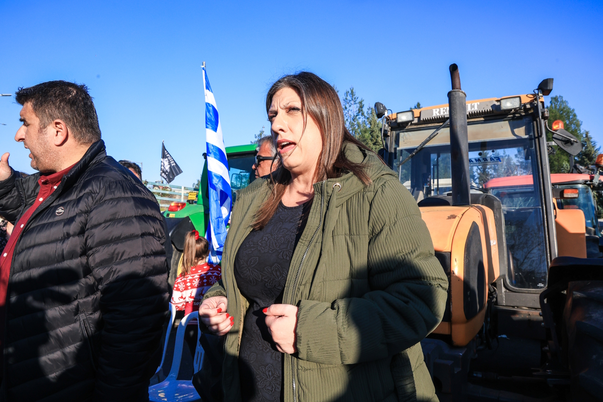 Η πρόεδρος της Πλεύσης Ελευθερίας, Ζωή Κωνσταντοπούλου στο μπλόκο των αγροτών στη Νίκαια Λάρισας