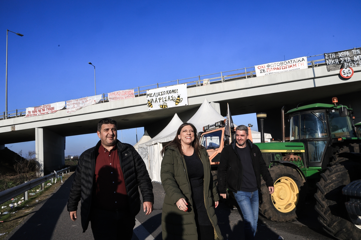 Η πρόεδρος της Πλεύσης Ελευθερίας, Ζωή Κωνσταντοπούλου στο μπλόκο των αγροτών στη Νίκαια Λάρισας